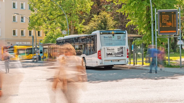 Digitale Verkehrsmittelwerbung am Bus - RoadAds interactive GmbH
