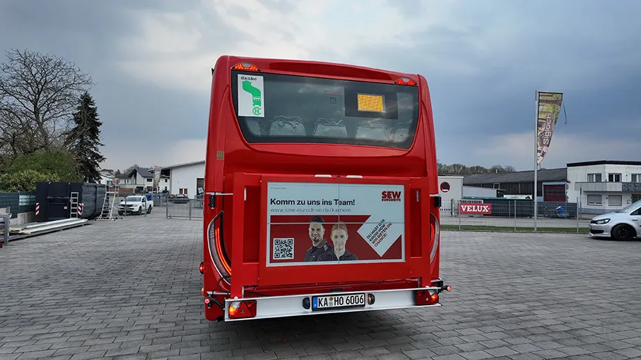 Buswerbung auf einem roten Bus - RoadAds